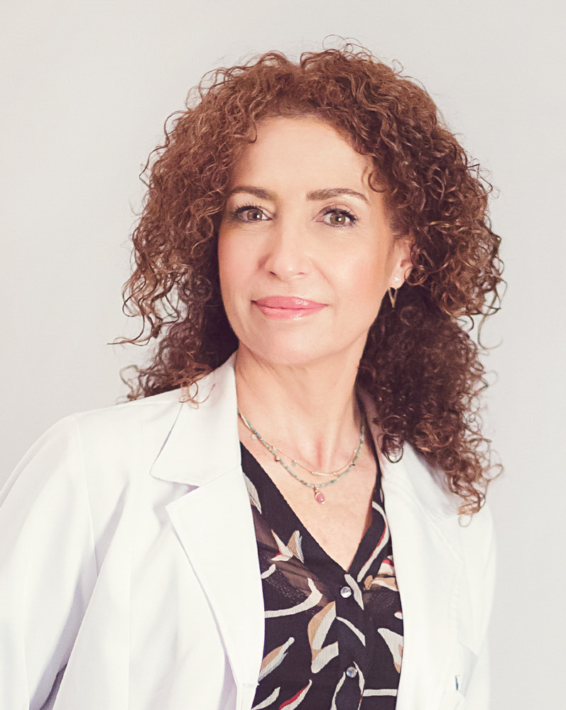 Doctora Eva Bautista Camara Salvador en su clínica de medicina estética