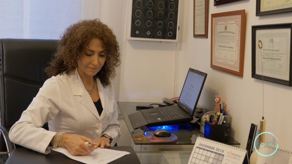 Dra Eva BC Salvador clinica de Medicina Estetica en Sevilla